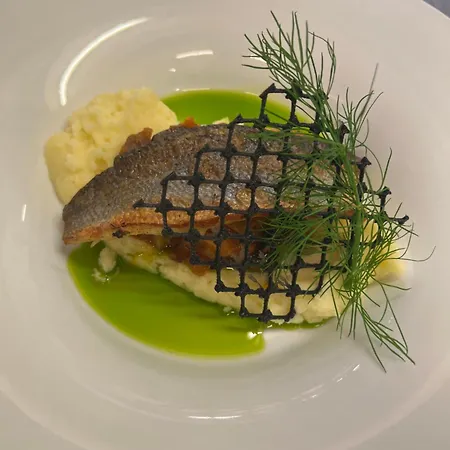 ツム ユンゲン レｰマー ホテル 4*