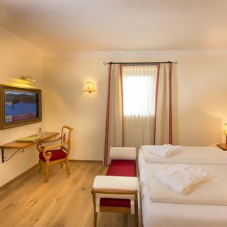 ツム ユンゲン レｰマー 4* ラートシュタット