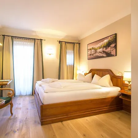 ホテル ツム ユンゲン レｰマー 4*