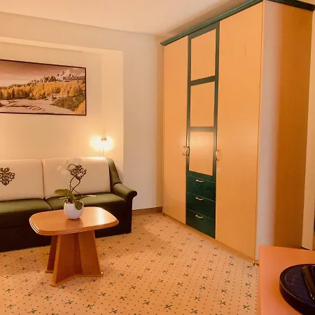 ツム ユンゲン レｰマー ホテル