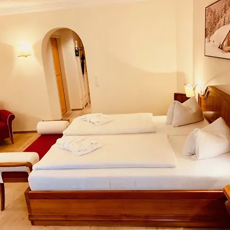 ツム ユンゲン レｰマー 4* ラートシュタット